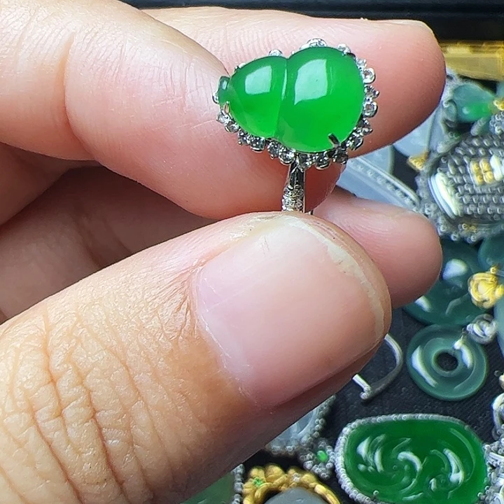 翡翠18K金镶嵌戒指