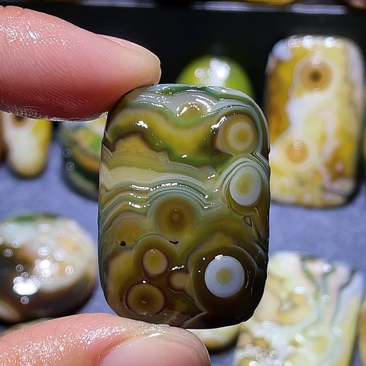 小***豆玛瑙/玉髓未镶嵌珠宝奇石