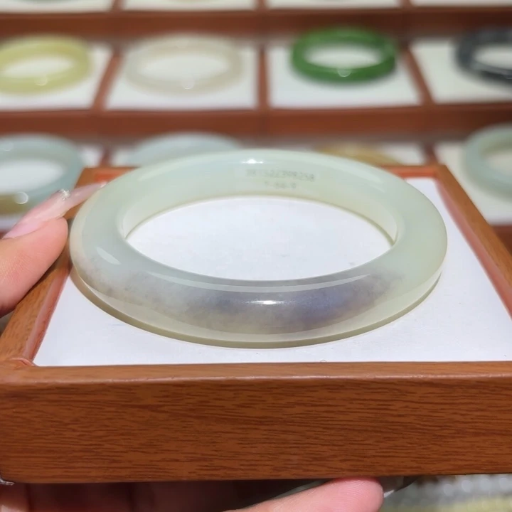 和田玉未镶嵌手镯起胶荧光紫卡58/59