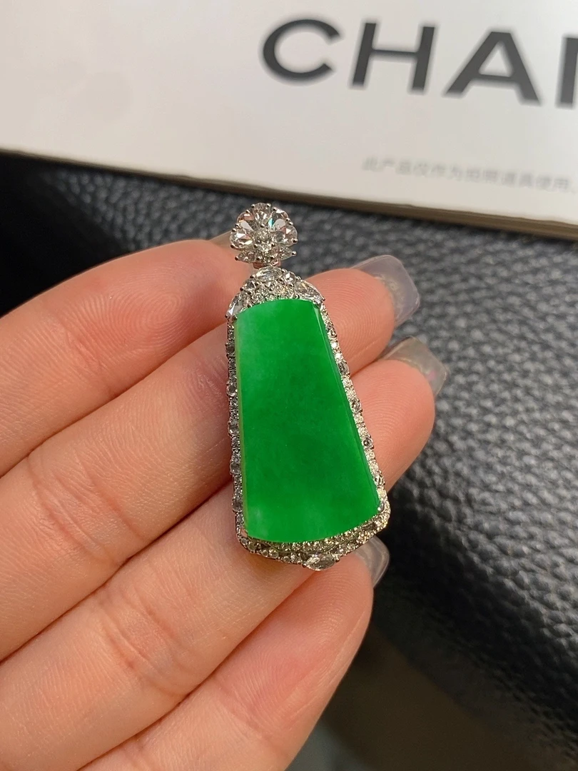 【伊玥珠宝】天然缅甸翡翠A货 阳绿无事牌吊坠