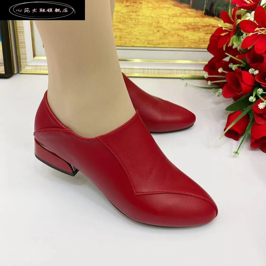 心芘中年妈妈鞋女士皮鞋休闲鞋尖头低跟软底红色皮鞋时尚工作鞋