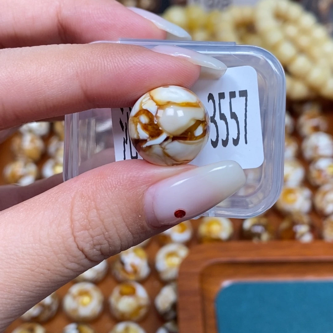 蜜蜡未镶嵌珠宝奇石3557
