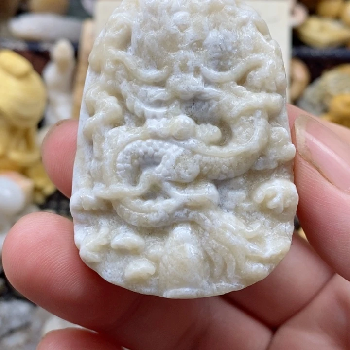 颈饰未镶嵌硅化珊瑚（珊瑚玉）有瑕