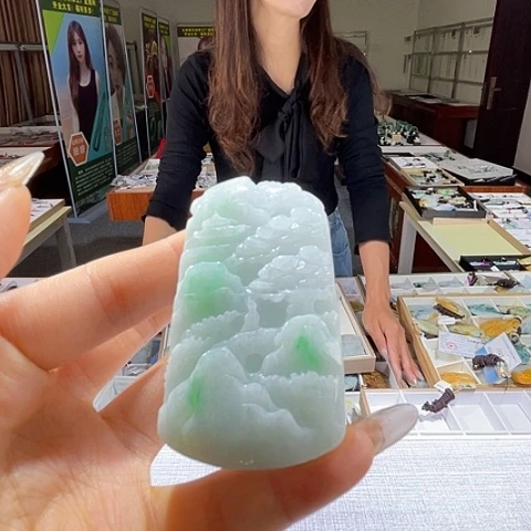 翡翠未镶嵌颈饰一个