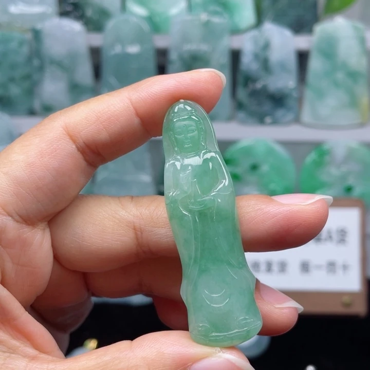 颈饰未镶嵌翡翠素衣观音