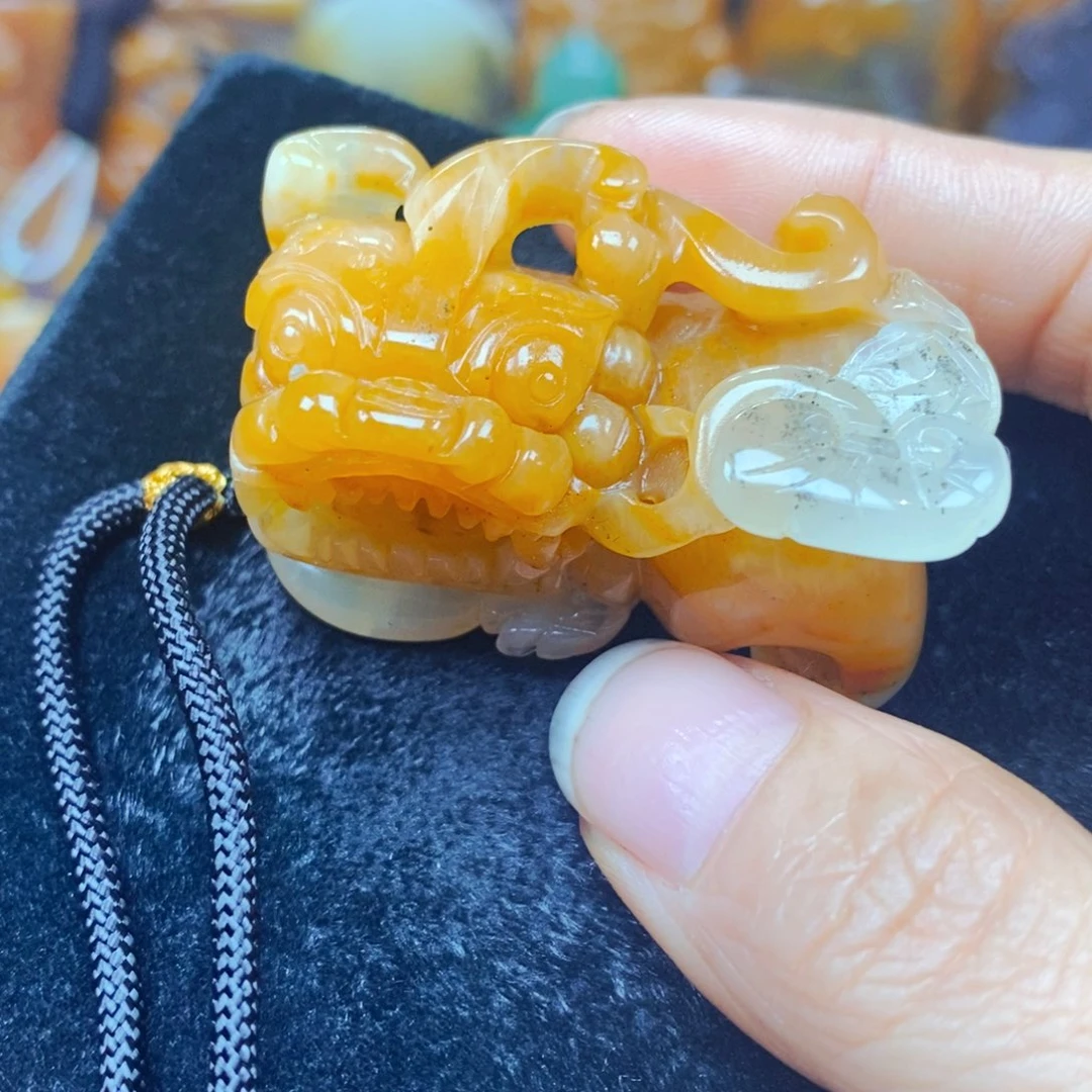 未镶嵌石英质玉（黄龙玉）颈饰