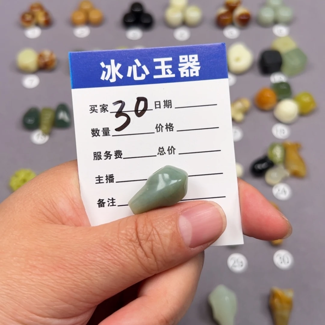 蛇纹石玉未镶嵌颈饰炫***猪