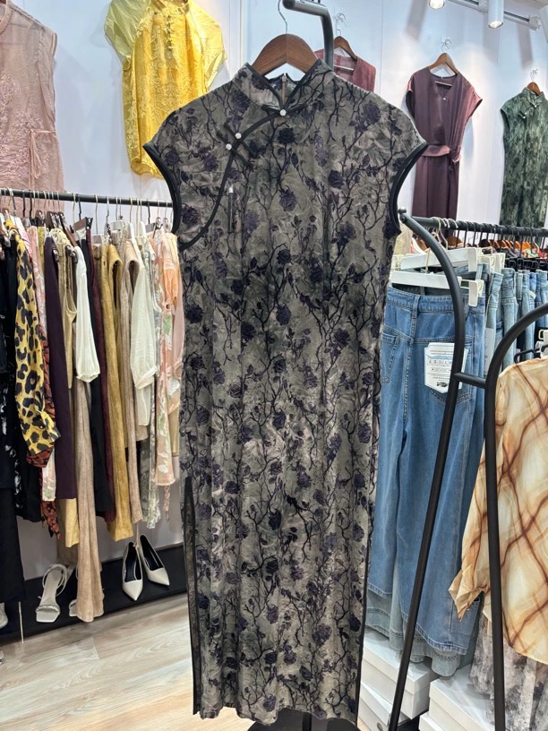 常规款包肩袖一字扣新中式旗袍花色提花清冷新中式