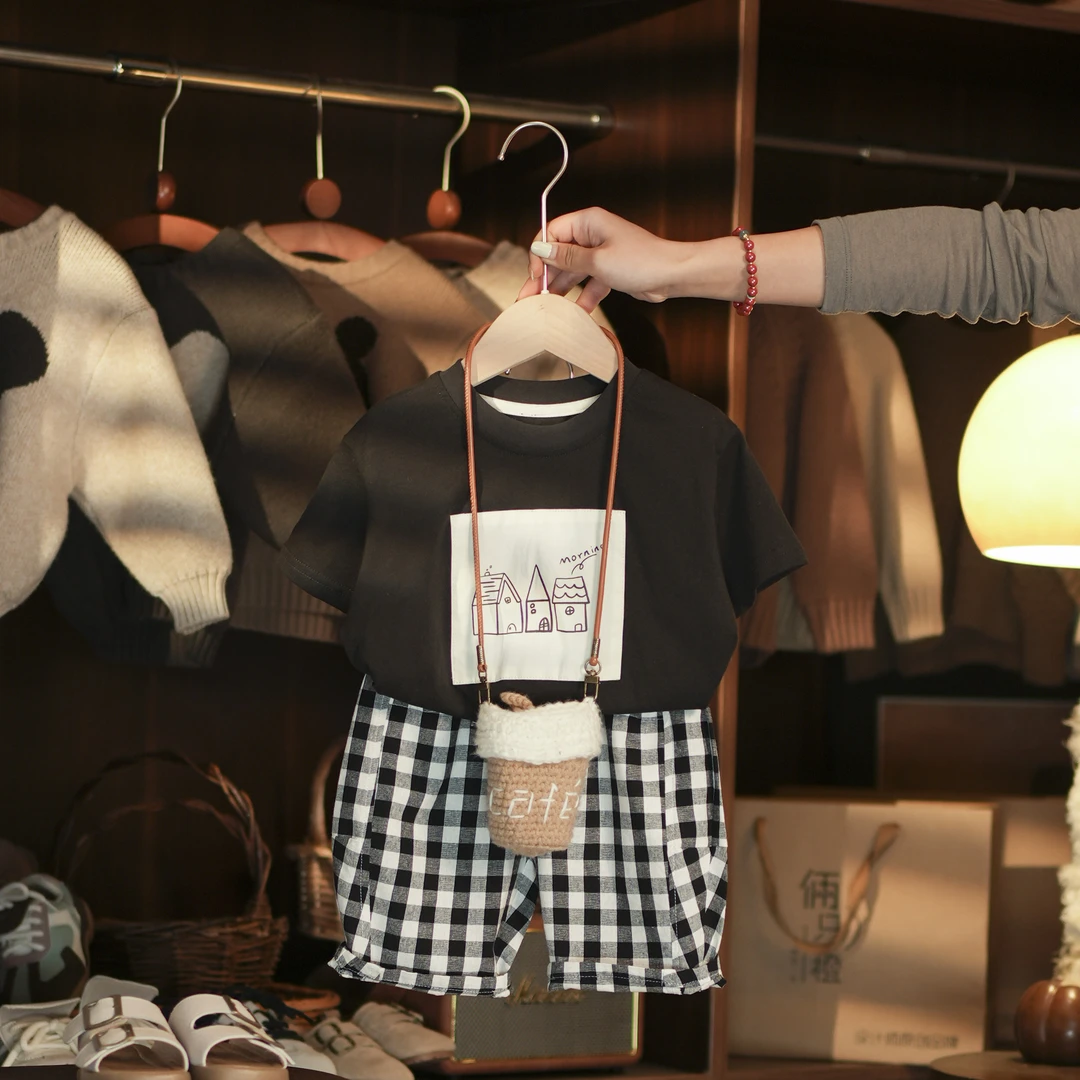 【两只橙】《夏》田野小屋~贴布手绘小屋短袖+线条纯棉休闲格子裤