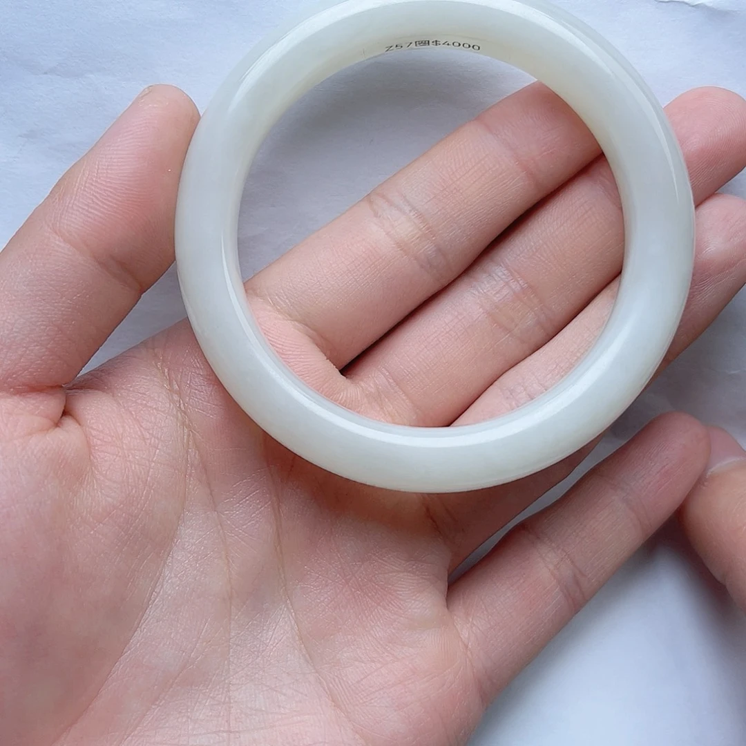 和田玉手镯57圈口。k k未镶嵌