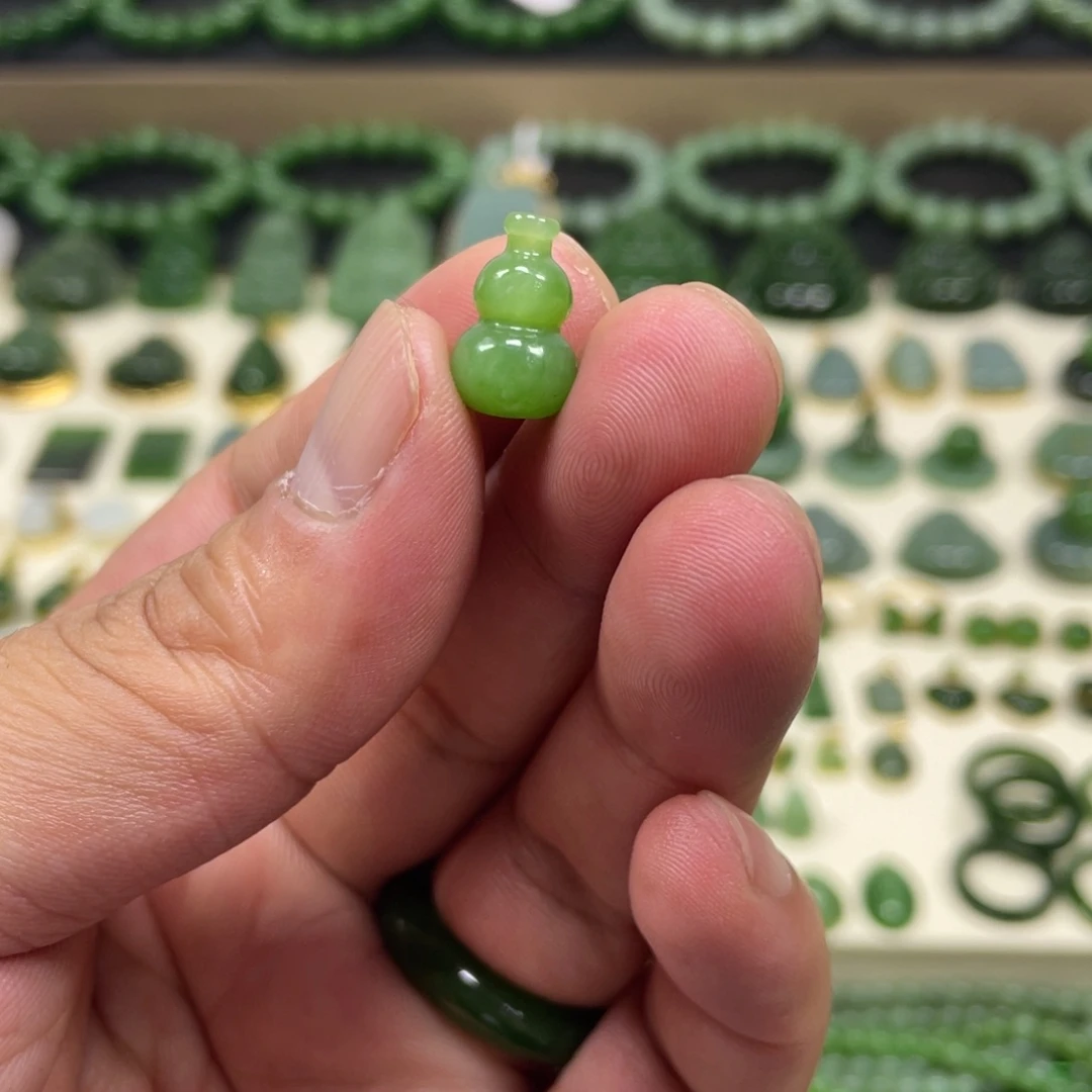 帆***星和田玉（碧玉）未镶嵌颈饰