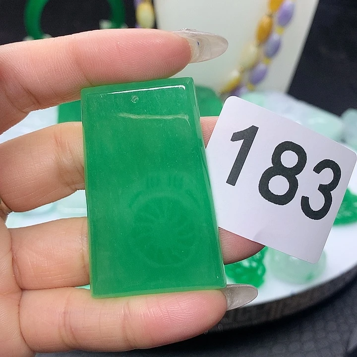 翡翠吊坠(赠链)未镶嵌