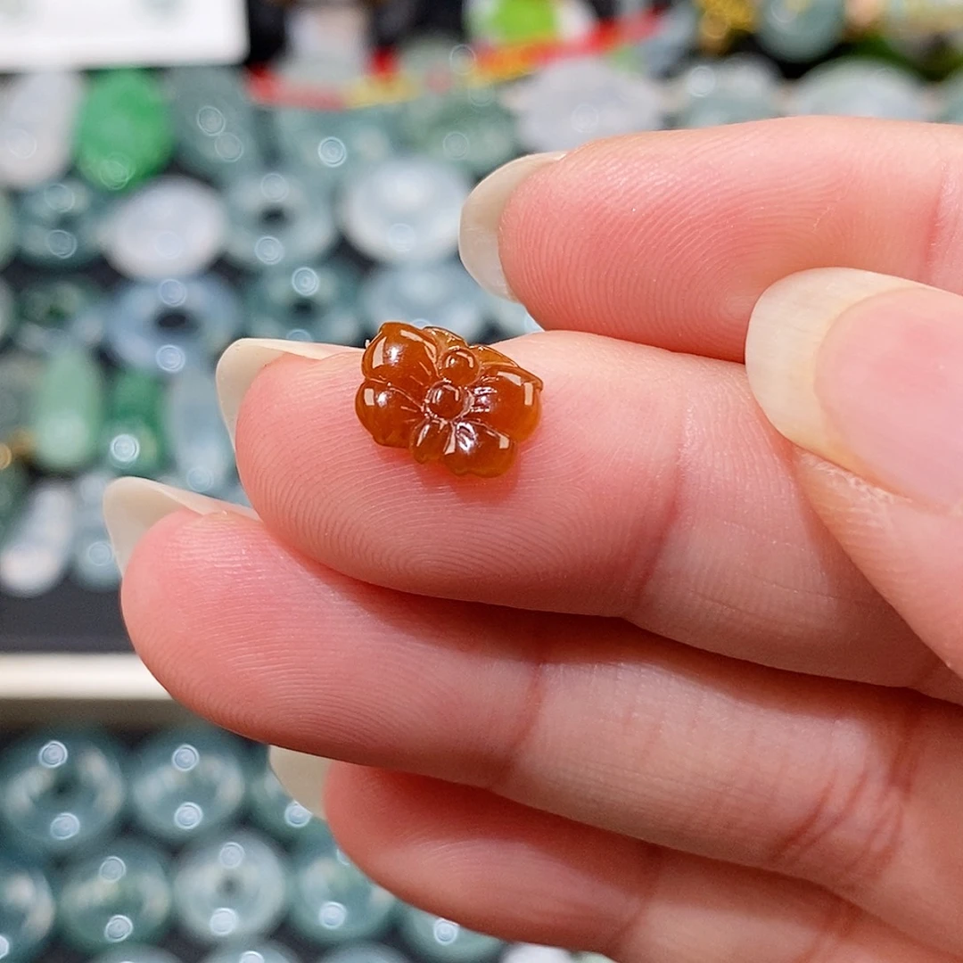 翡翠未镶嵌颈饰蝴蝶