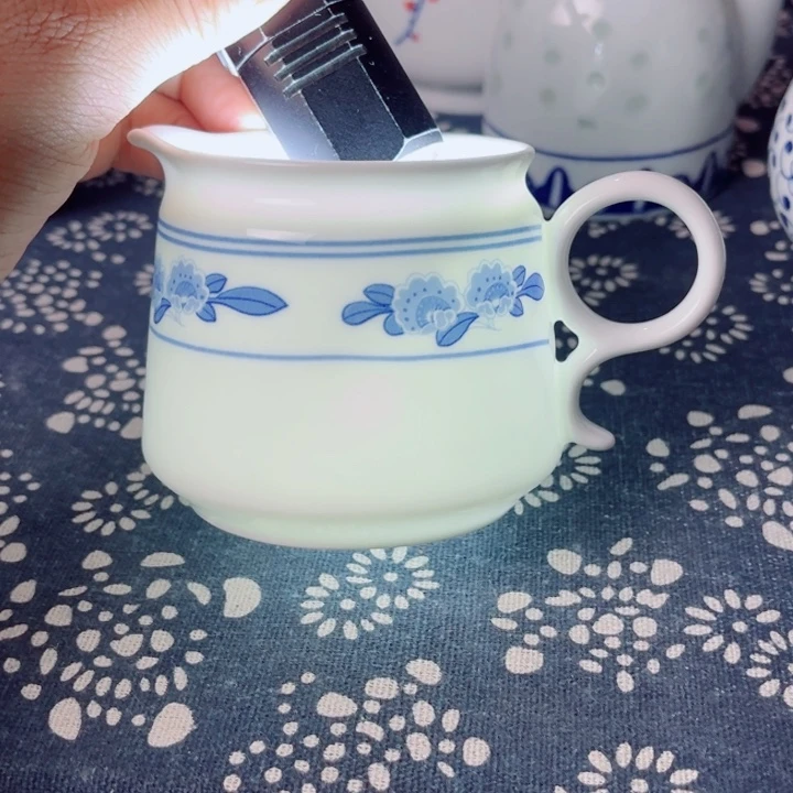 青花玲珑双梨花公道杯