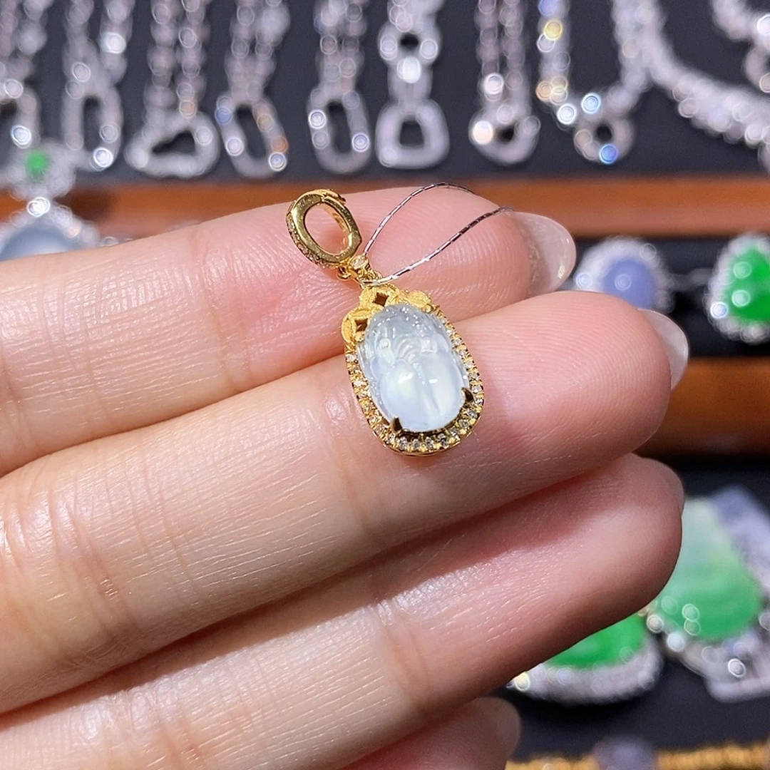 翡翠18K金镶嵌颈饰吊坠