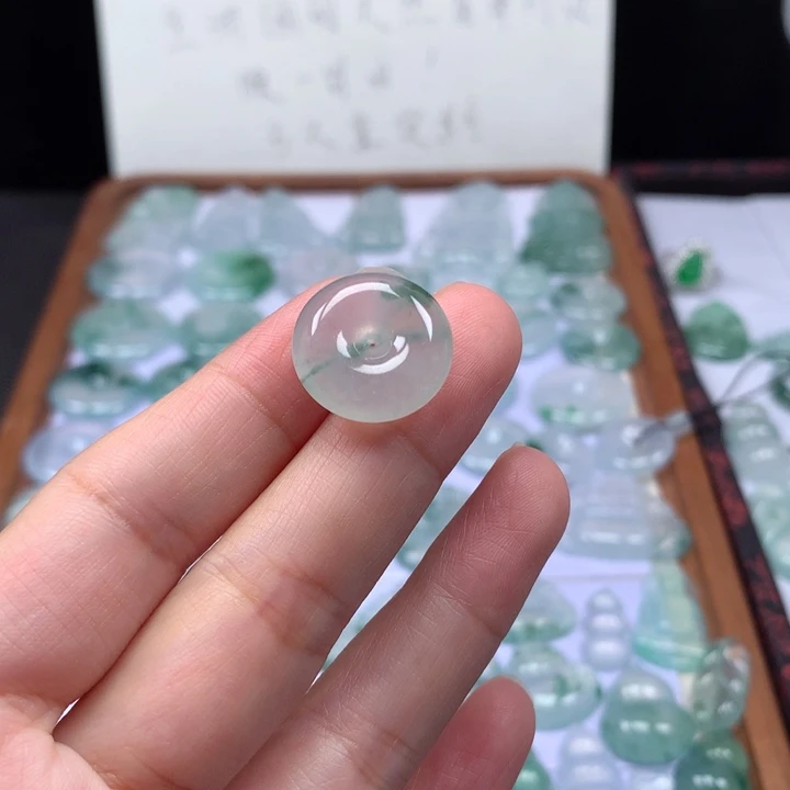 颈饰未镶嵌翡翠冰种飘花肥扣子
