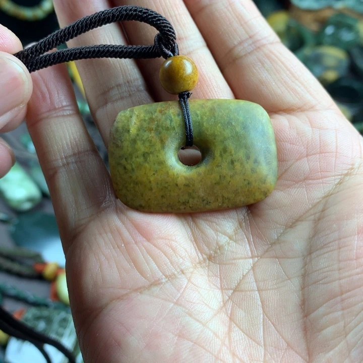 吊坠(赠链)未镶嵌岫岩河磨玉（透闪石质玉）