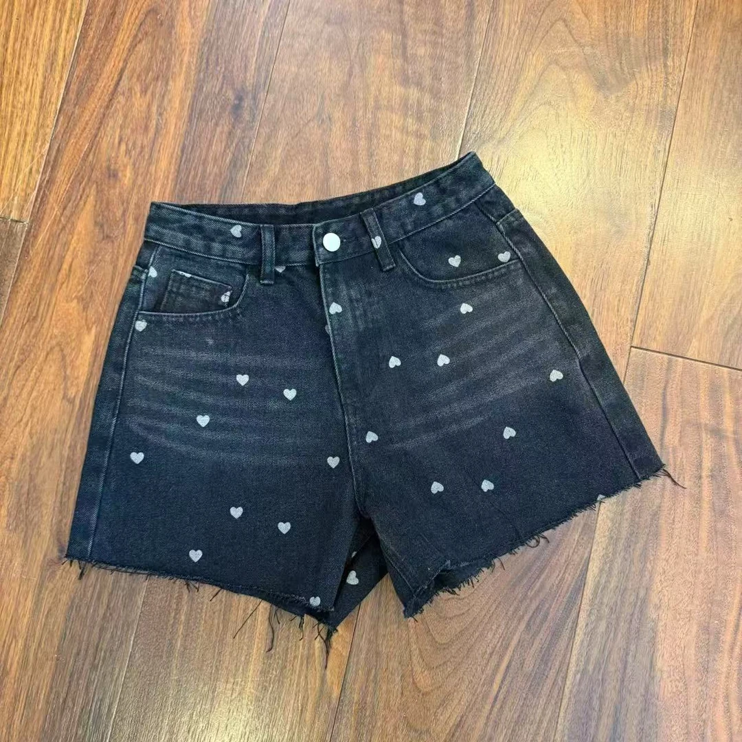 【张静芝】夏季新品 时髦洋气浪漫小爱心毛边黑色显瘦牛仔短裤