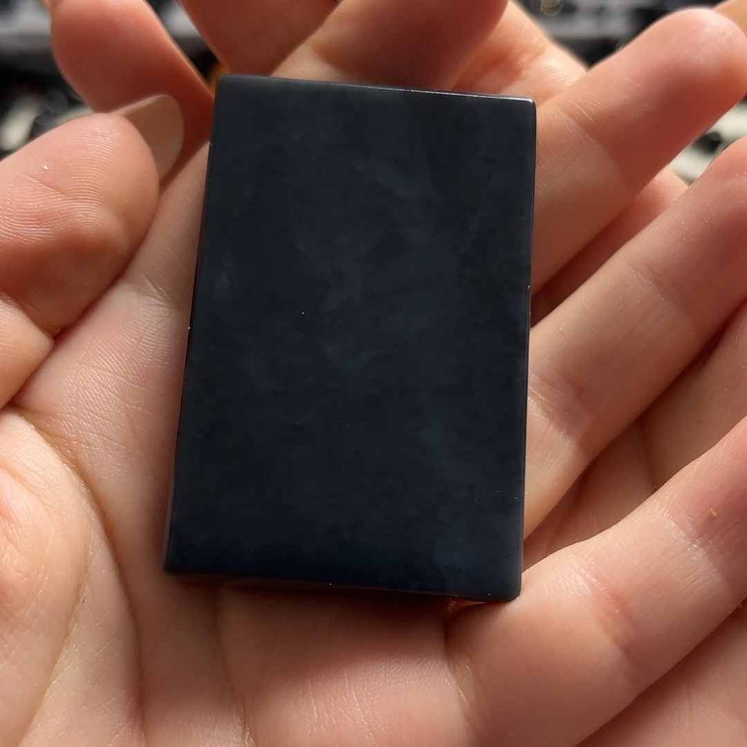 和田玉（墨玉）未镶嵌颈饰钢板聚墨