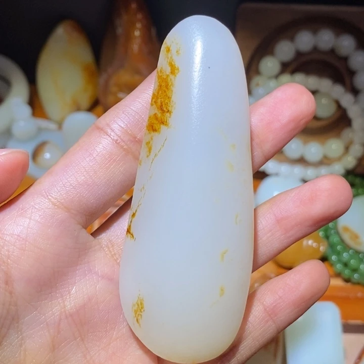 胡***允和田玉未镶嵌颈饰