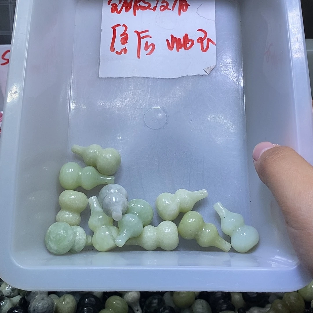合金蛇纹石玉颈饰尊**务359