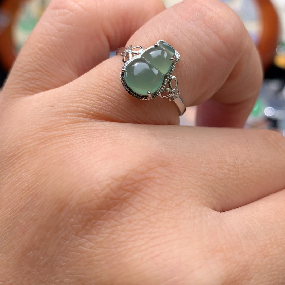 18K金镶嵌戒指翡翠葫芦戒指