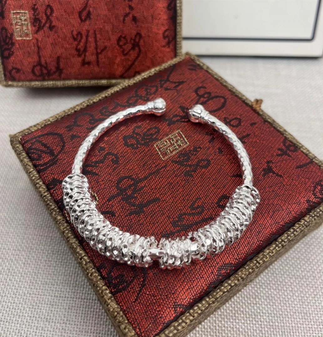 YZ042盘缠锤纹开口手镯 银色精品手镯 无礼盒