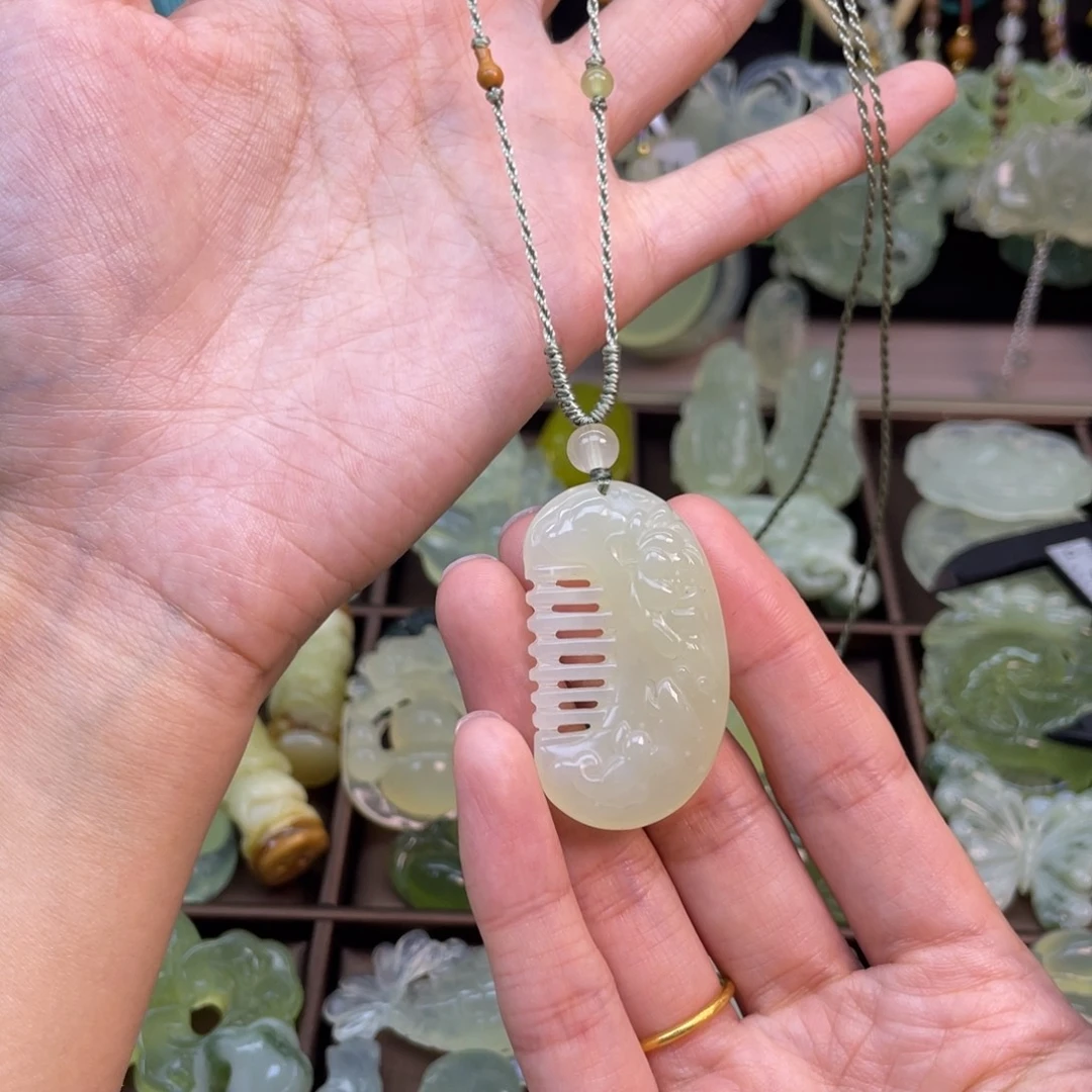 蛇纹石玉未镶嵌颈饰