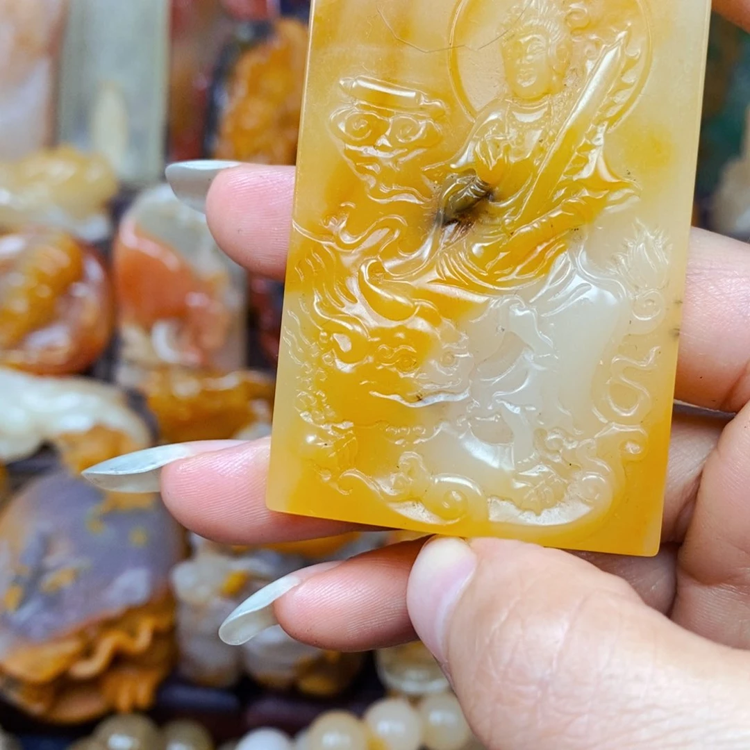 石英质玉（黄龙玉）未镶嵌颈饰