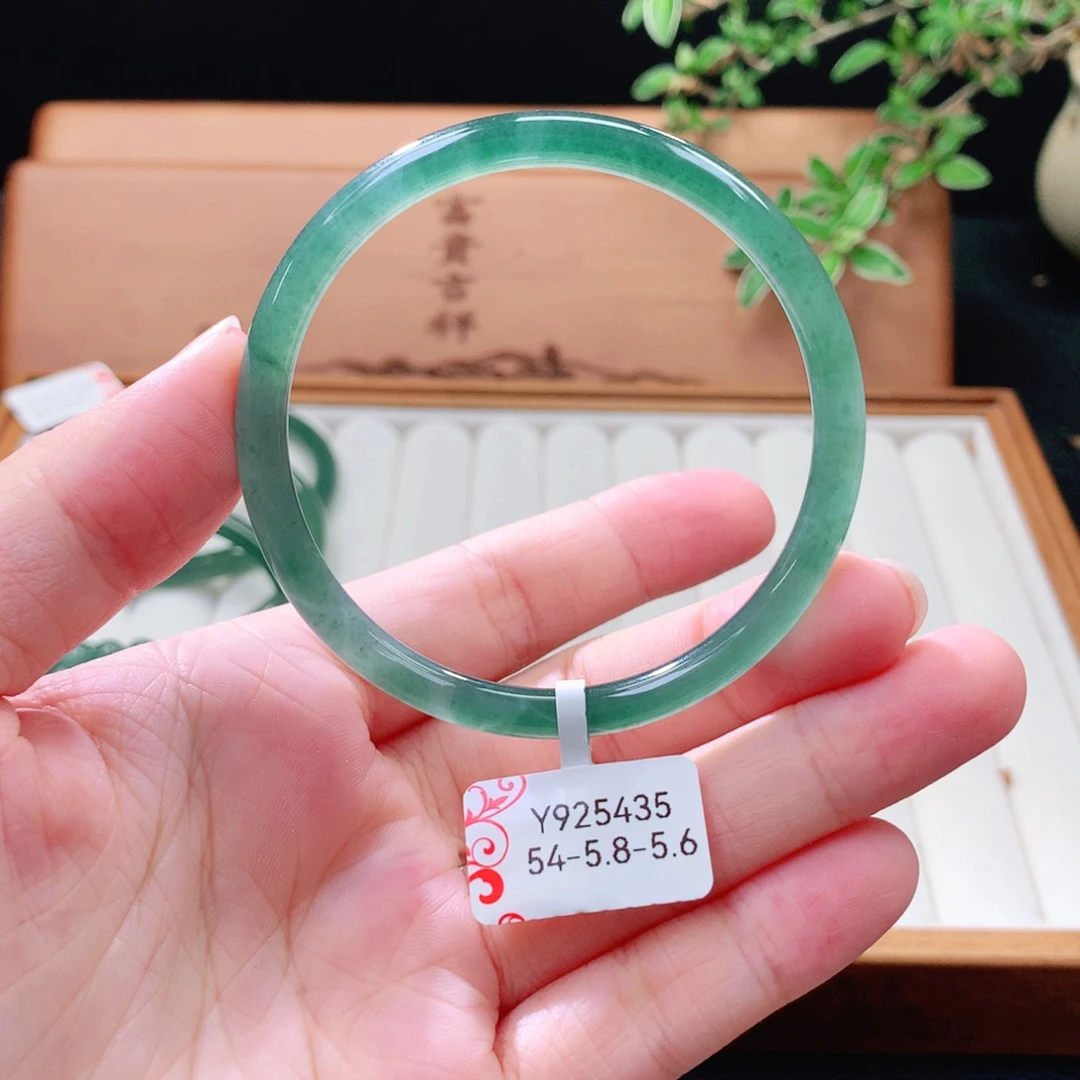 翡翠未镶嵌手镯（圆镯）