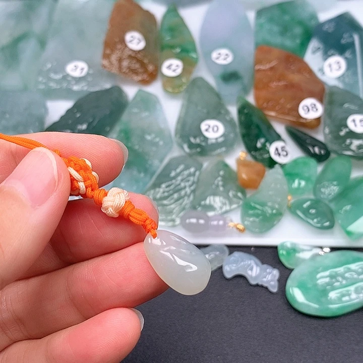 翡翠未镶嵌颈饰随型