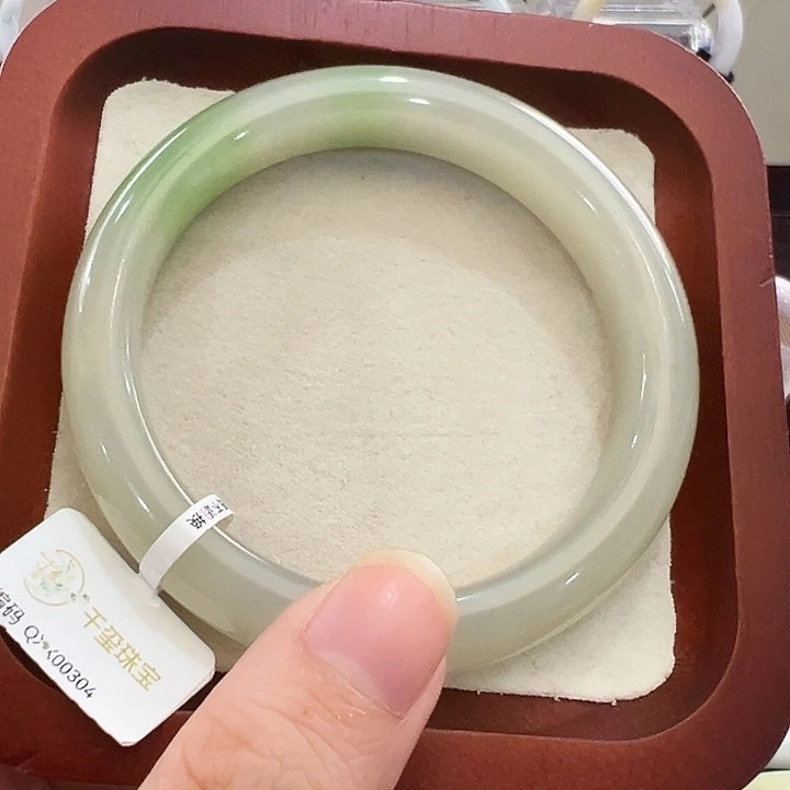 和田玉未镶嵌手镯有矿点