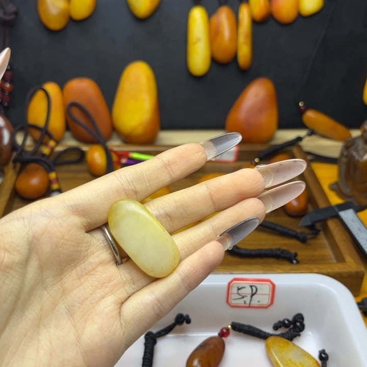 蒙***人未镶嵌和田玉（糖玉）珠宝半成品