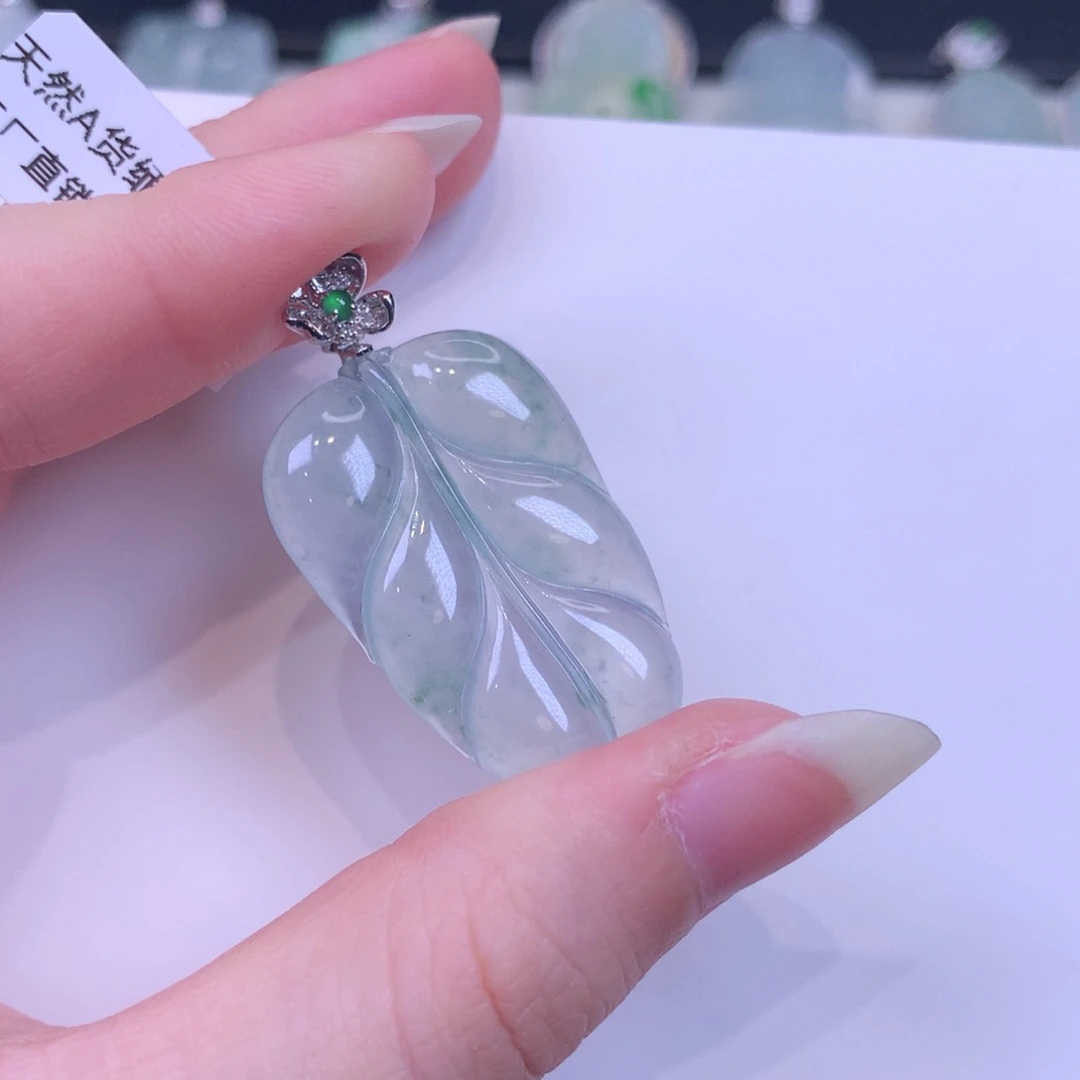 颈饰18K金镶嵌翡翠