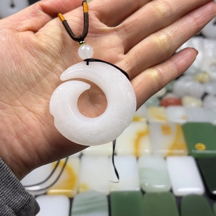 石英质玉（金丝玉）未镶嵌颈饰