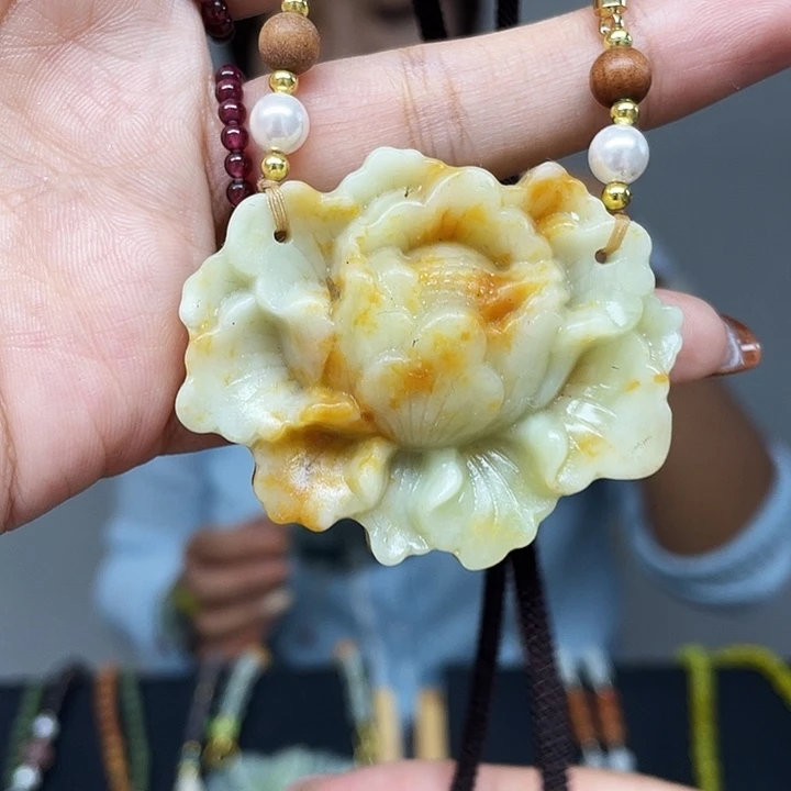蛇纹石玉未镶嵌颈饰