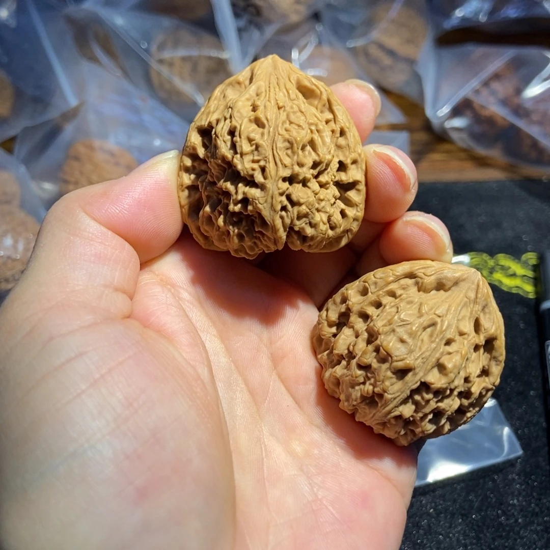 文玩核桃吊坠三角南疆石168