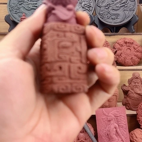 泥塑龙涎玫瑰瑕疵款拉布布配底座