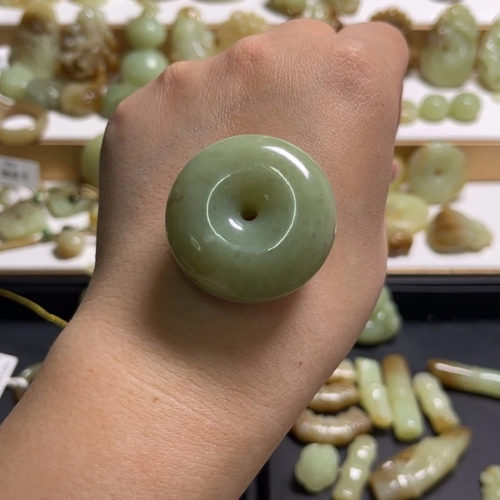 和田玉未镶嵌颈饰掌**猪