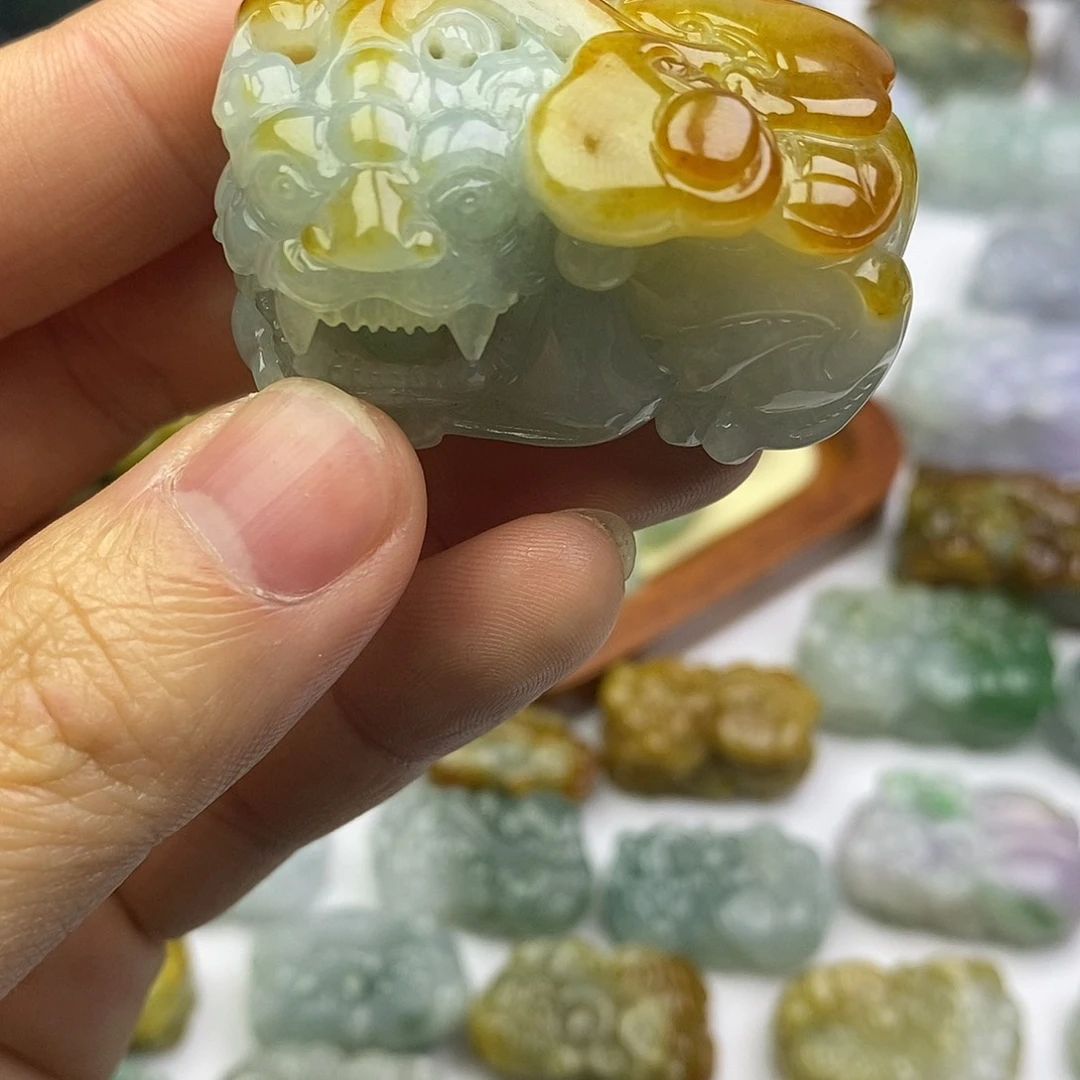 翡翠未镶嵌颈饰貔貅