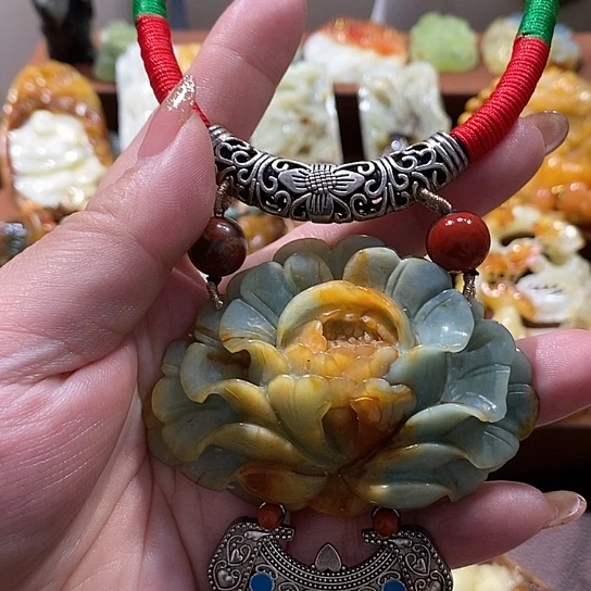 蛇纹石玉未镶嵌颈饰