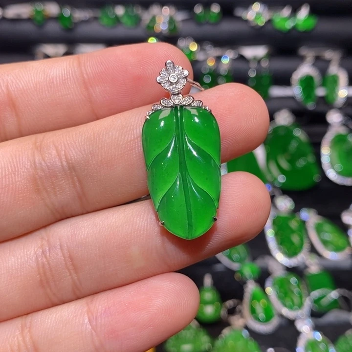 颈饰18K金镶嵌翡翠天然翡翠