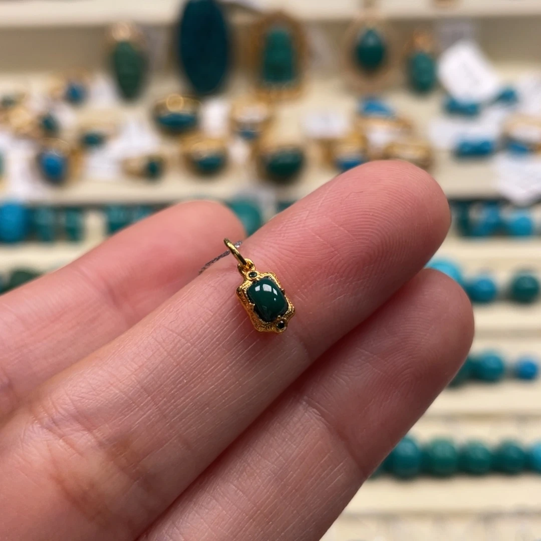 18K金镶嵌绿松石珠宝奇石侧挂