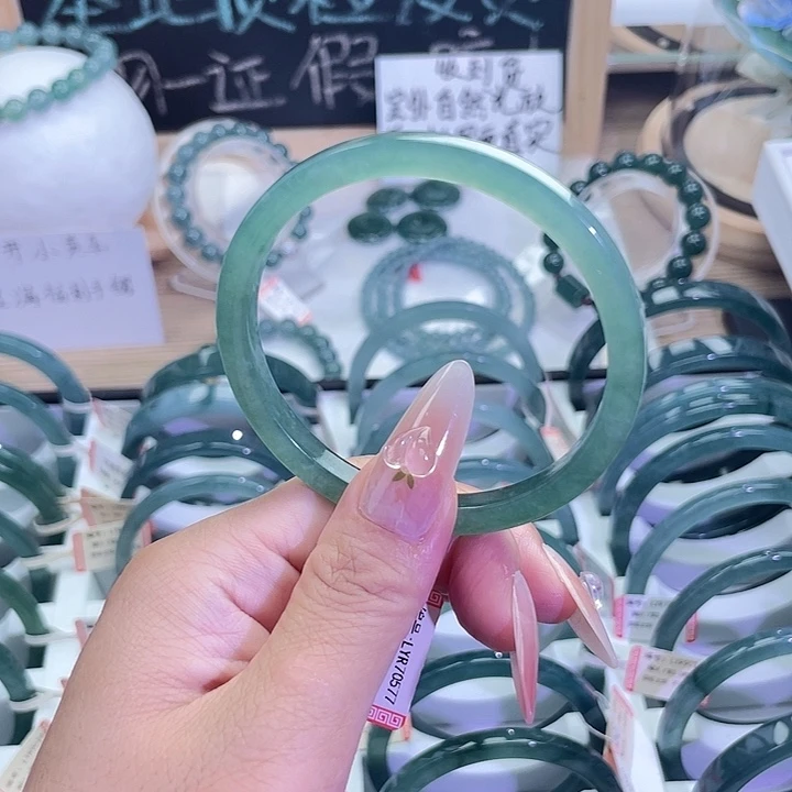 翡翠手镯未镶嵌54-55圈