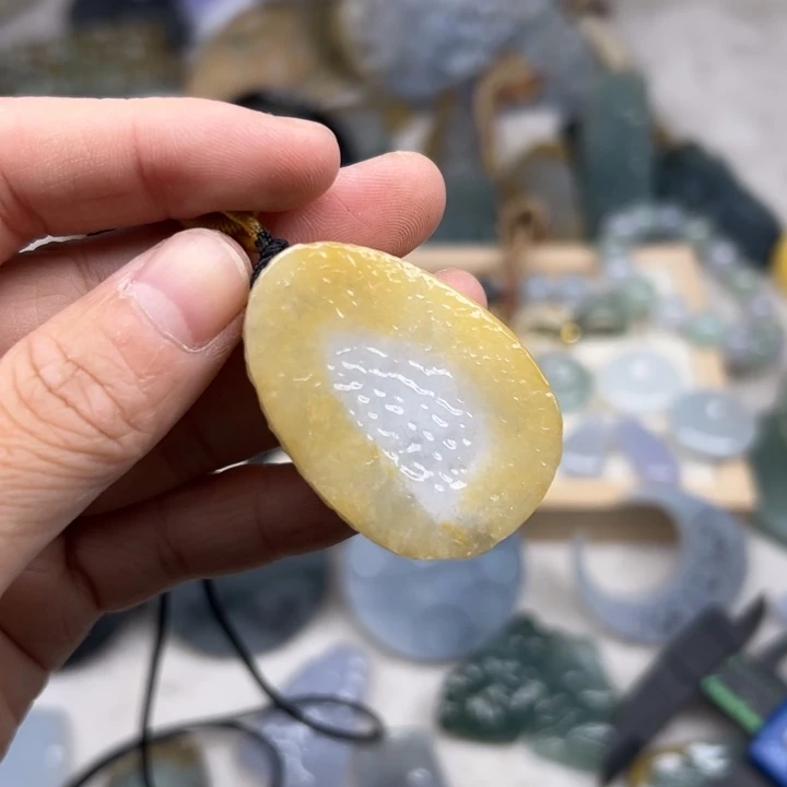 翡翠颈饰未镶嵌毛料