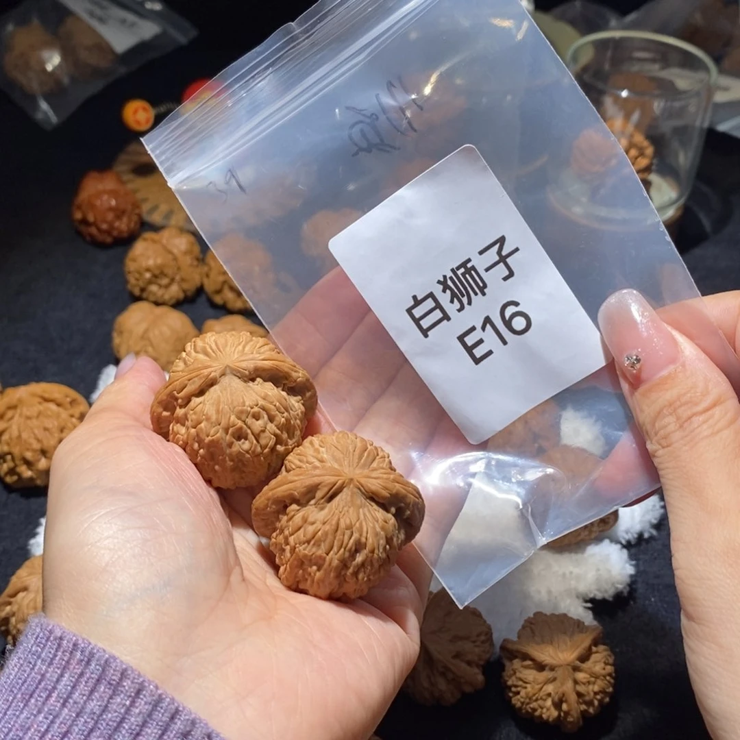 文玩核桃吊坠白狮子39