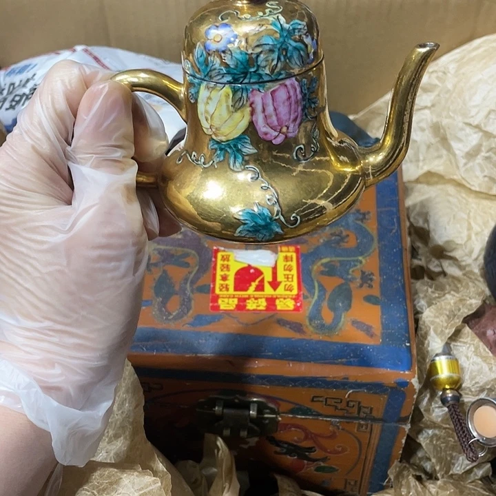 茶壶紫砂原矿泥料手工制作的一把紫砂壶。