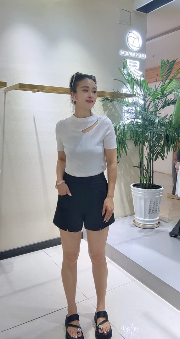 易缔媤时尚黑色短裤