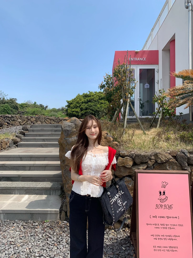 ke7en蕾丝拼接一字肩上衣