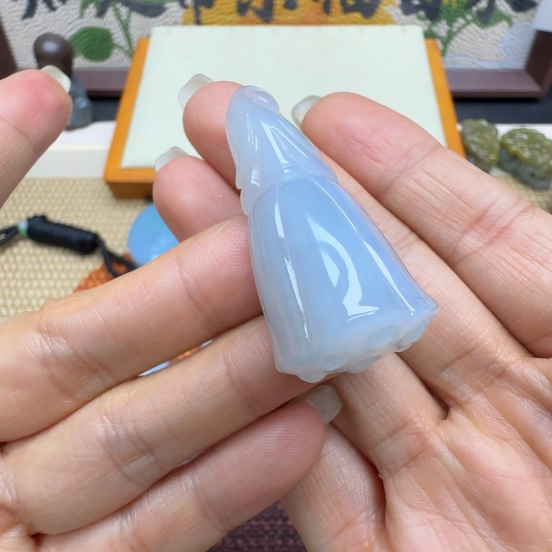 翡翠未镶嵌颈饰莲蓬